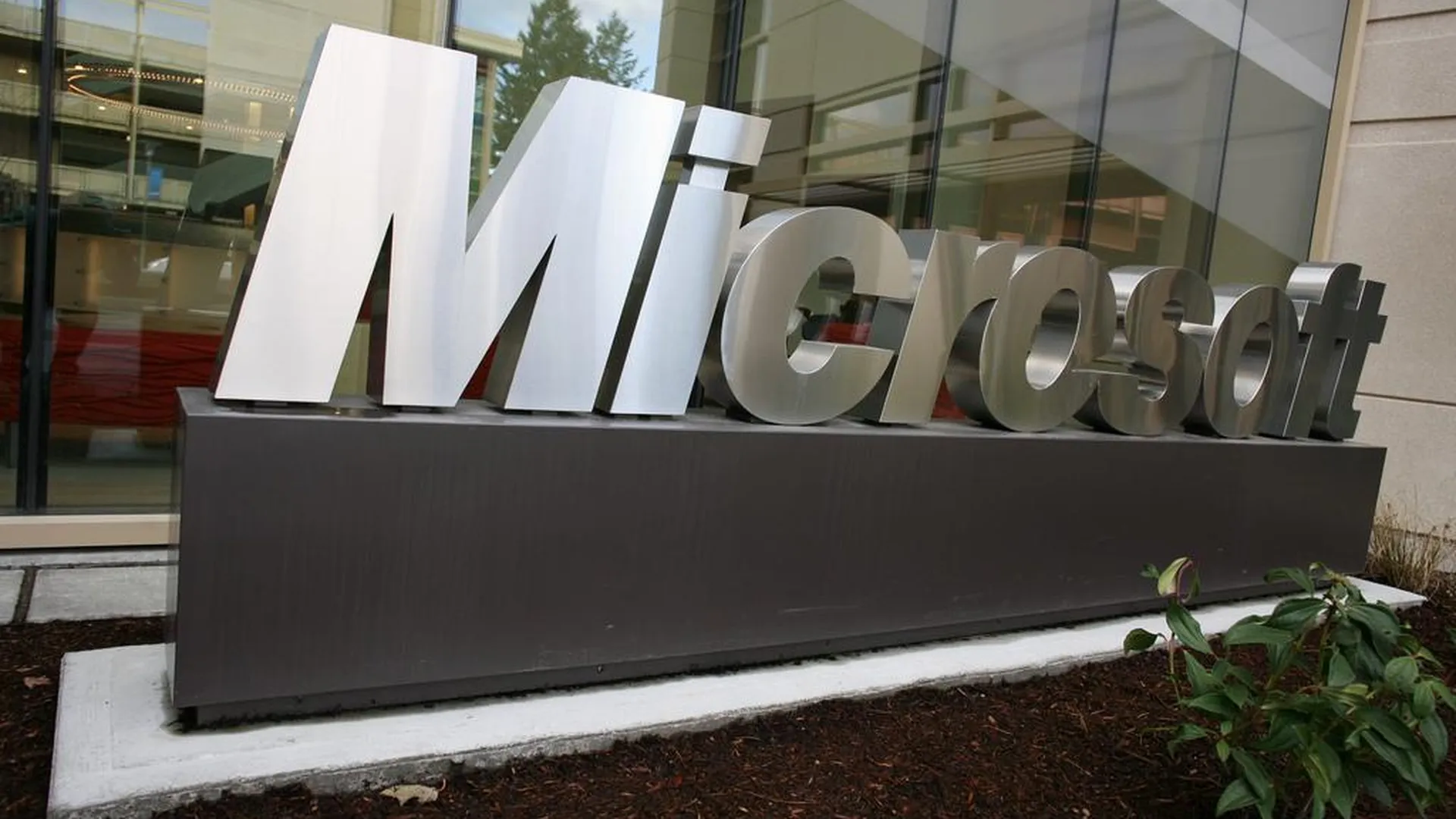 Microsoft не планирует закрывать представительство в РФ