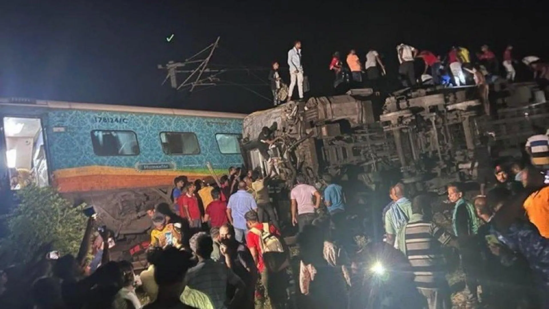 В Индии число погибших в железнодорожной катастрофе выросло до 233