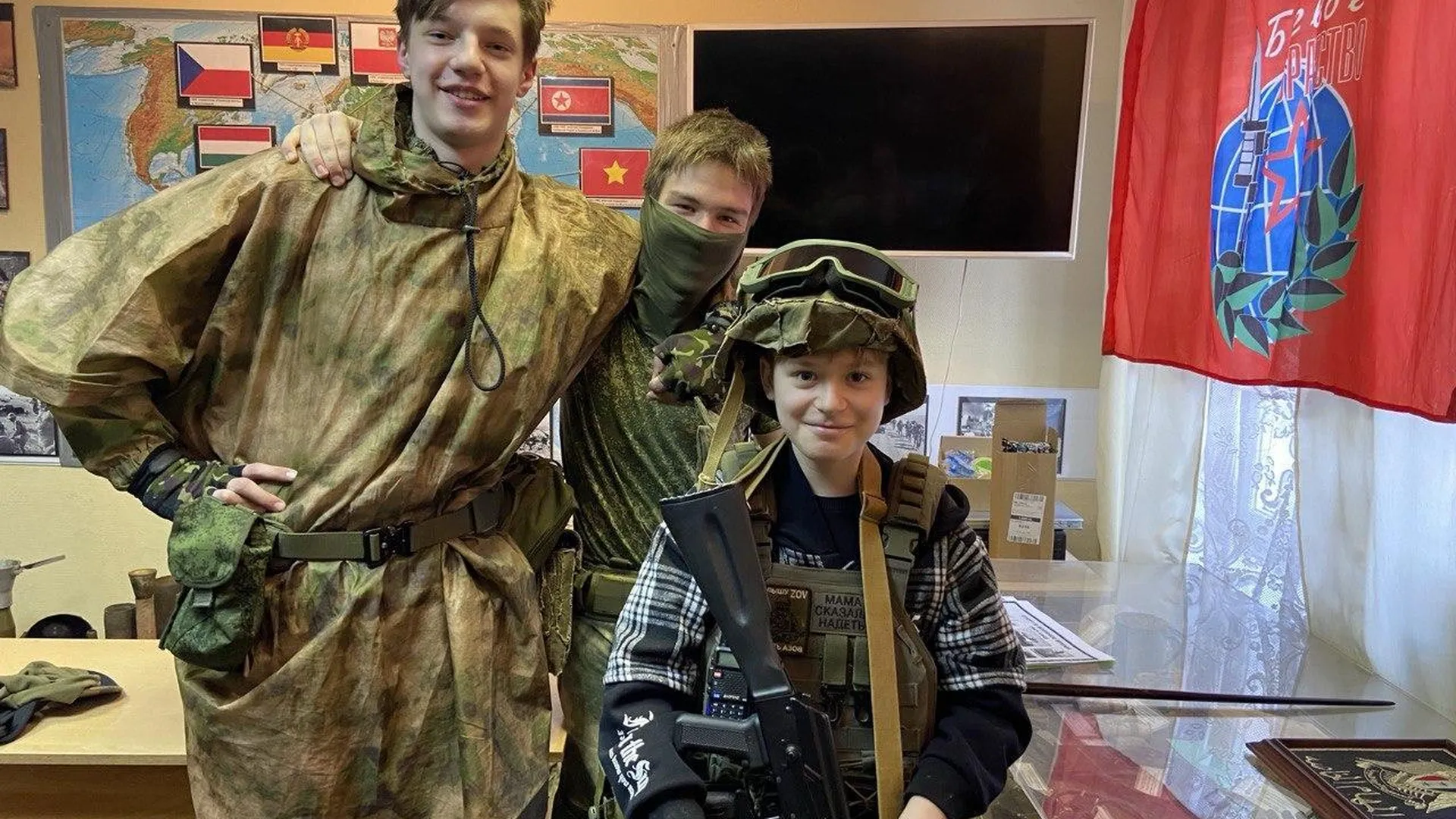 Дети из семейного центра «Королевский» побывали в комнате воинской славы