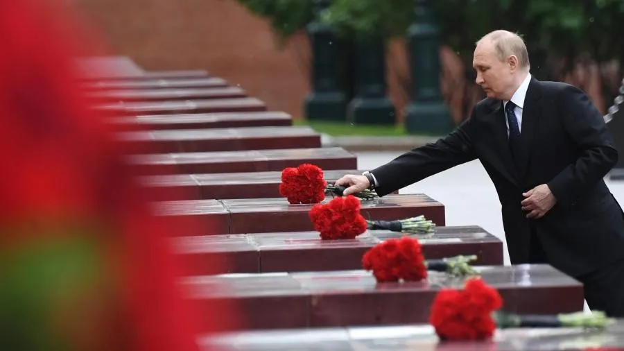 Путин возложил цветы к обелискам городов-героев в Москве