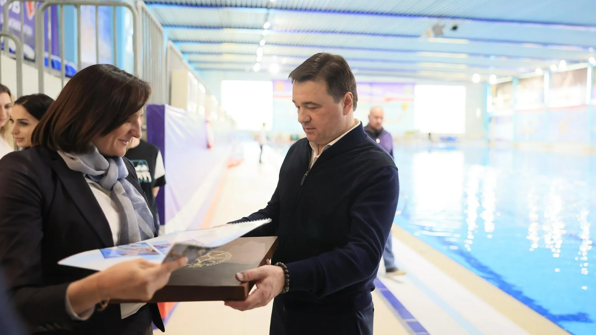 Андрей Воробьев посетил спорткомплекс Чехова, где бесплатно тренируют детей участников СВО