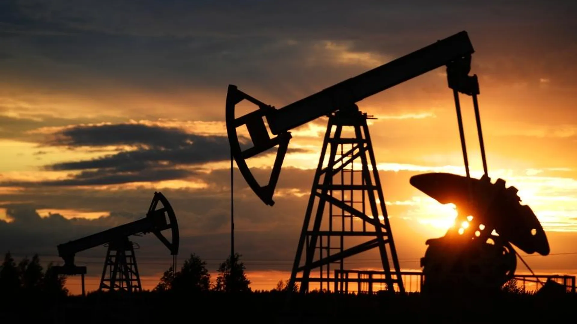 Эксперт Юшков: снижение добычи нефти выгодно России, но в разумных пределах