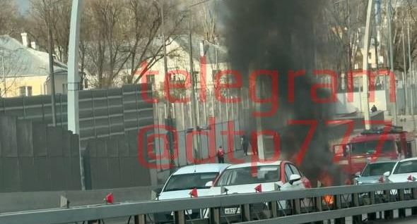 Дептранс: машина загорелась на 1-й Курьяновской улице в Москве
