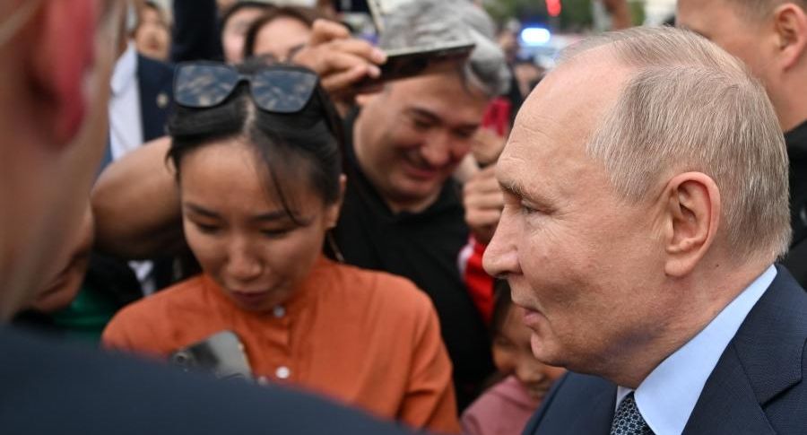 Путин встретился с жителями Якутска на улице