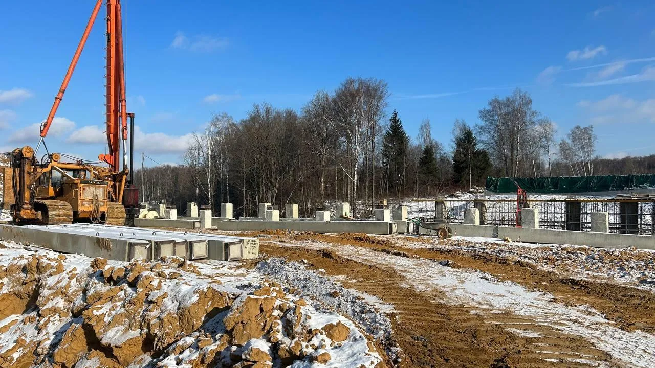 Земполотно начали укладывать на дороге «Путилково-Пятницкое шоссе» в Подмосковье