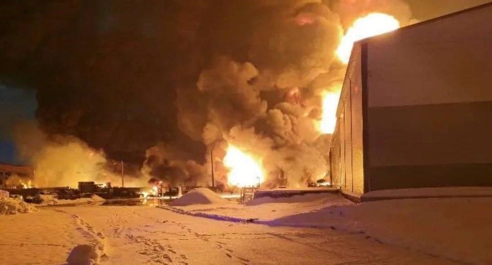 Цистерны с ацетоном успели отогнать от эпицентра пожара в Гатчине