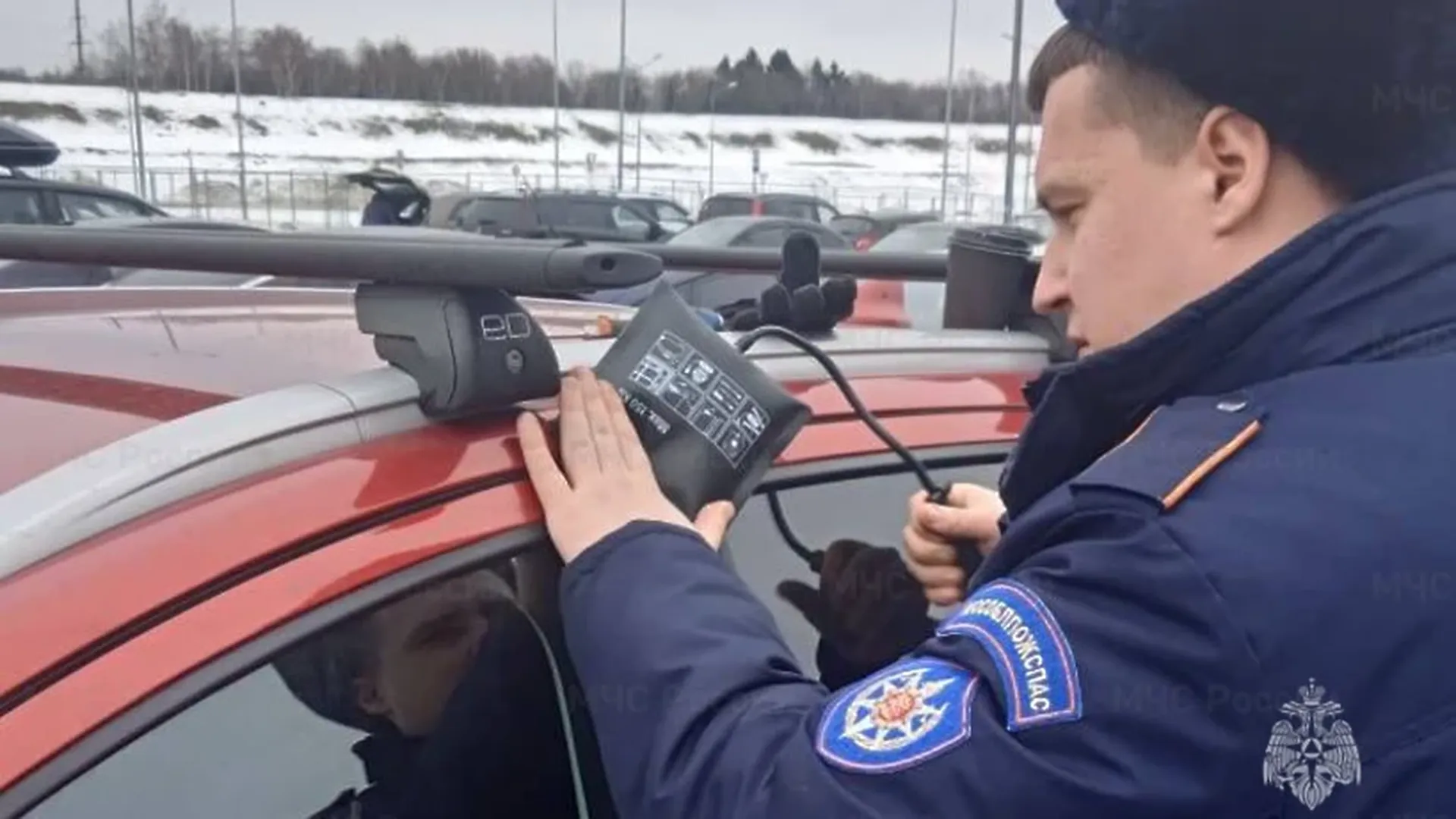 Подмосковные спасатели помогли девочке, заблокированной в салоне автомобиля  | РИАМО в Реутове