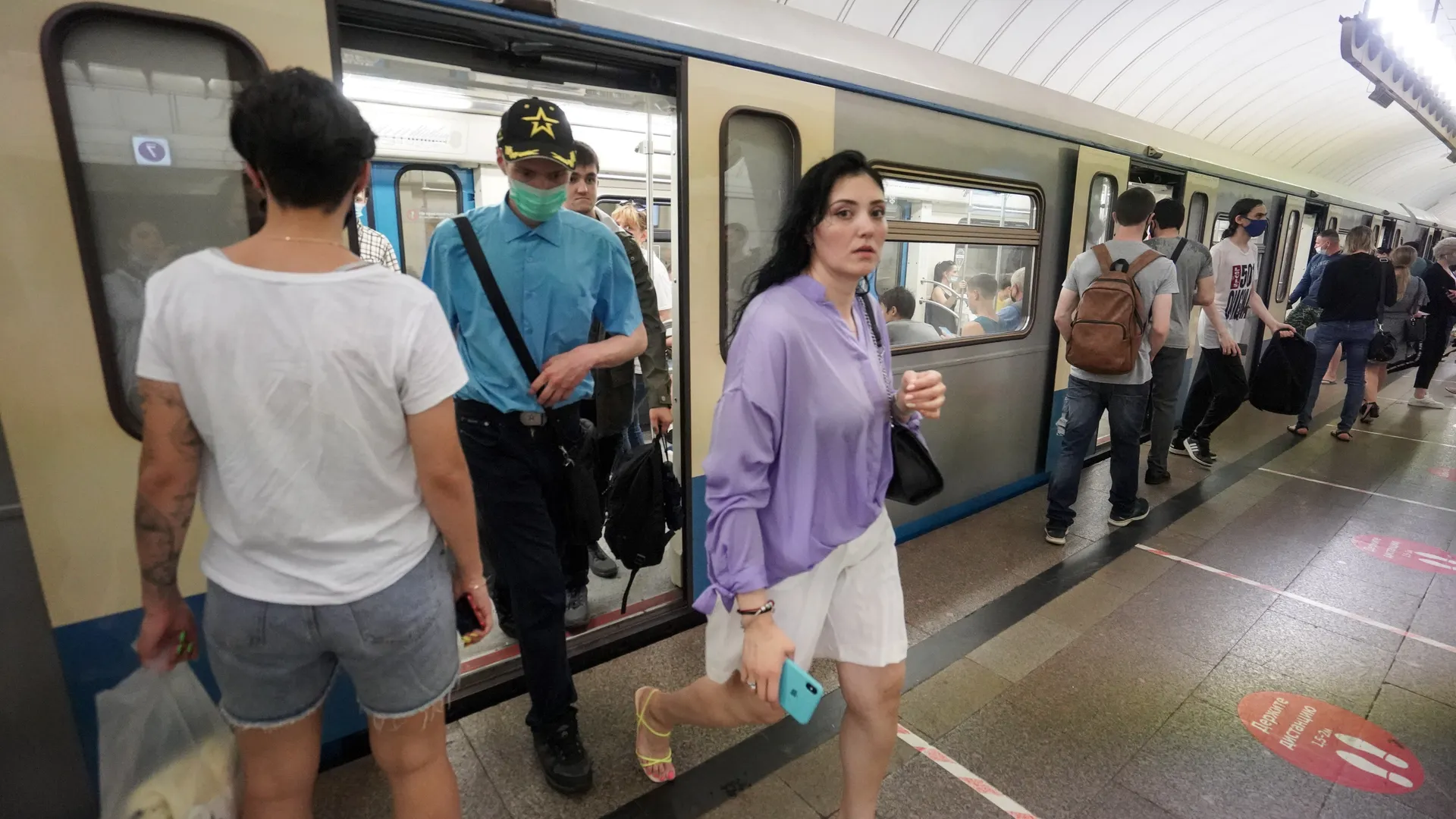 Движение на «зеленой» ветке метро вводят в график после сбоя