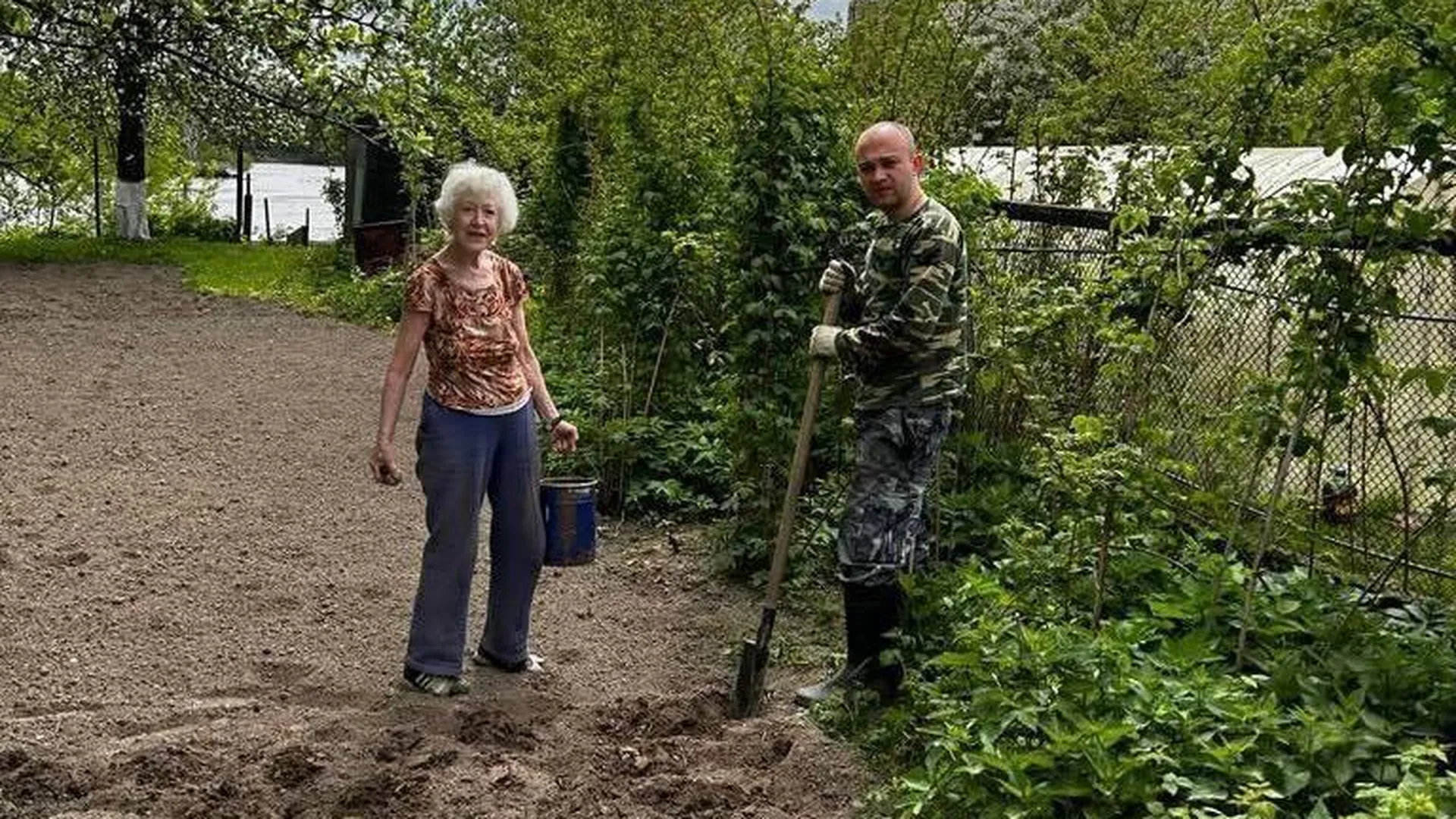 В Красногорске одинокой пенсионерке помогли подготовить земельный участок к высадке овощей