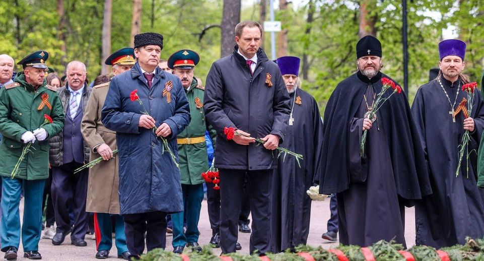 В День Победы у мемориальных комплексов в Красногорске почтили память героев