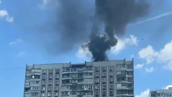 Человек пострадал при пожаре на крыше многоэтажки на западе Москвы