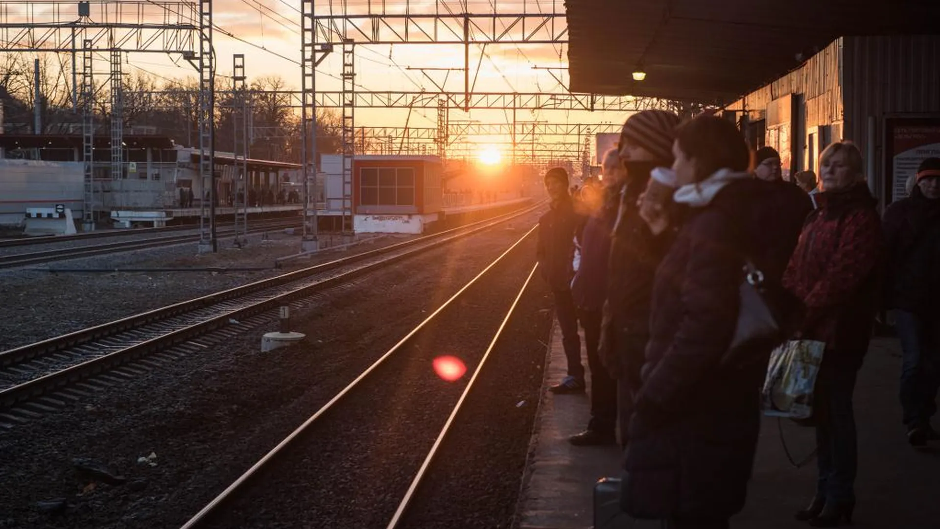 Напомни на станции. Номерной на сокольнической линии. Фон железная дорога. Станция метро перрон. Напомни на станции.