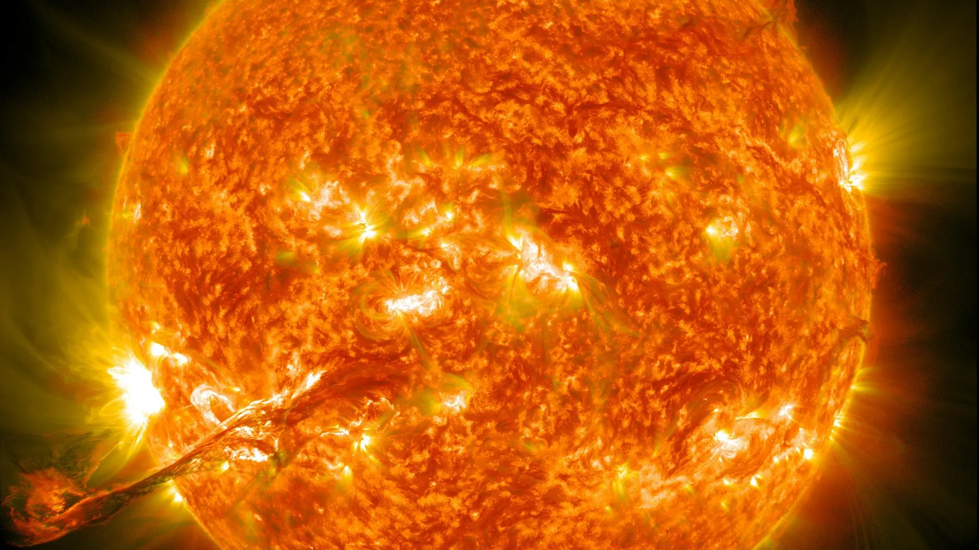 На Солнце случилась самая мощная вспышка за лето этого года