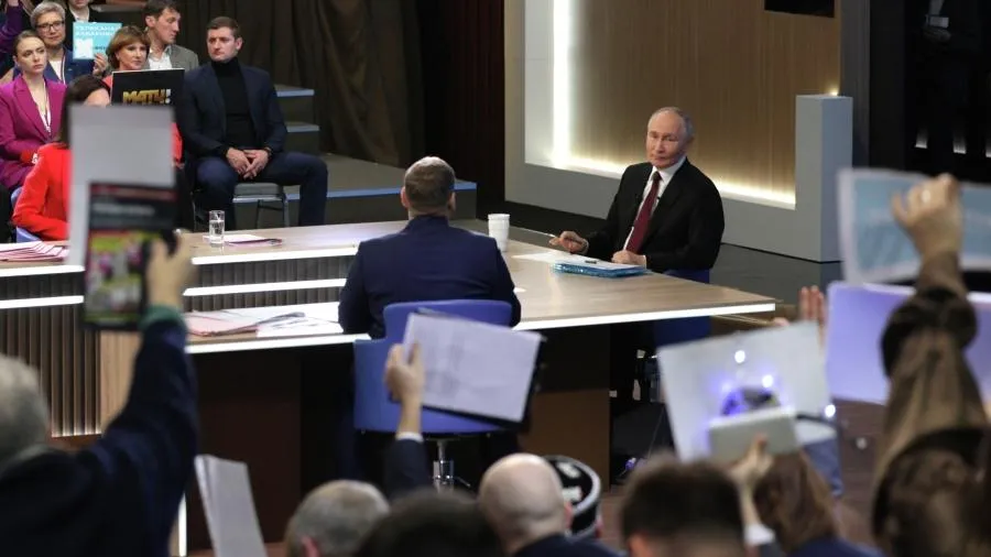 «Девочки нужны, девушки»: Путин об улучшении демографии в РФ