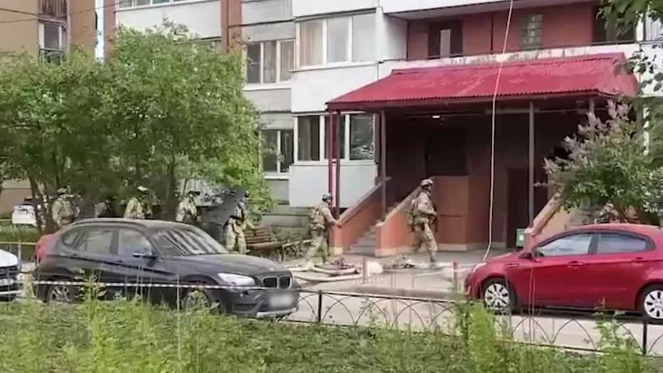 В Петербурге устроивший стрельбу мужчина забаррикадировался в своей квартире