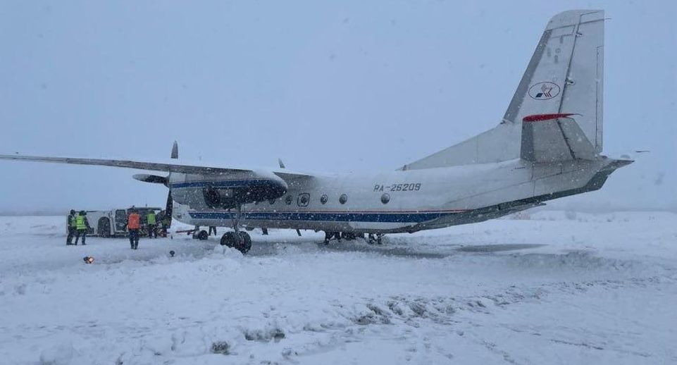 На Камчатке пассажирский самолет завяз в снегу во время взлета