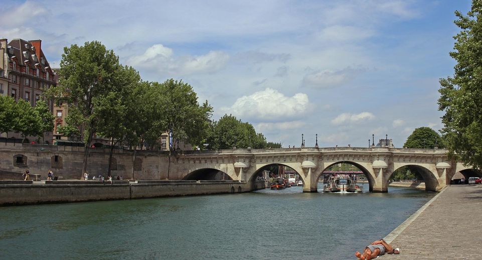 Качество воды в Сене и сильное течение стали причиной отмены турнира по плаванию