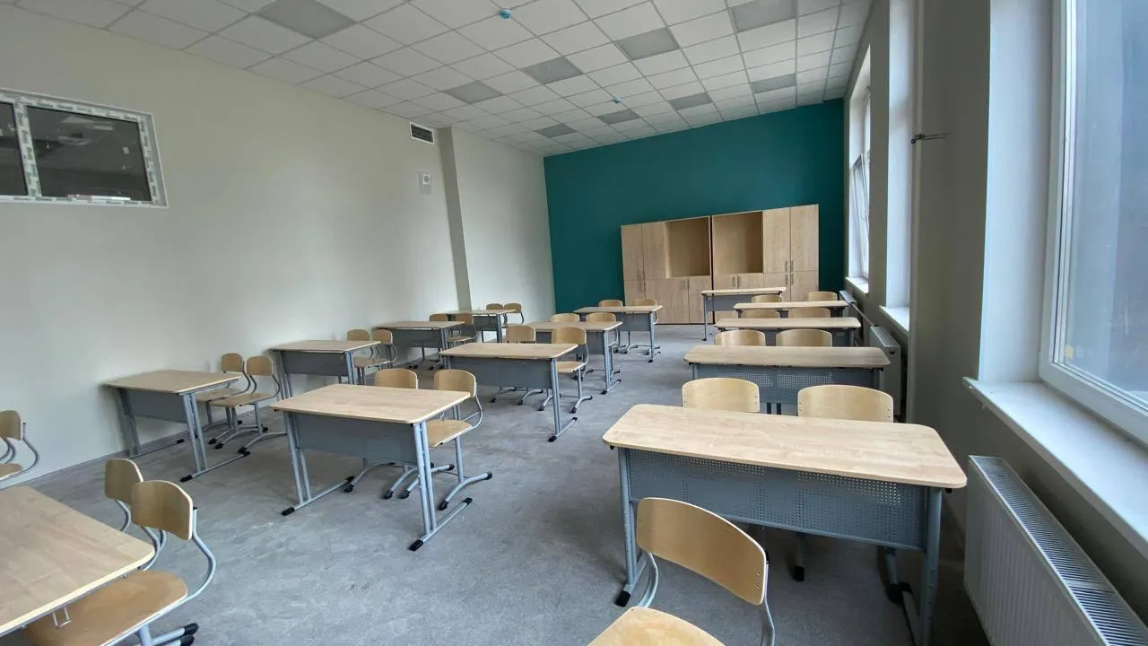В ЖК «Домодедово парк» в школе на 825 мест приступили к сборке мебели