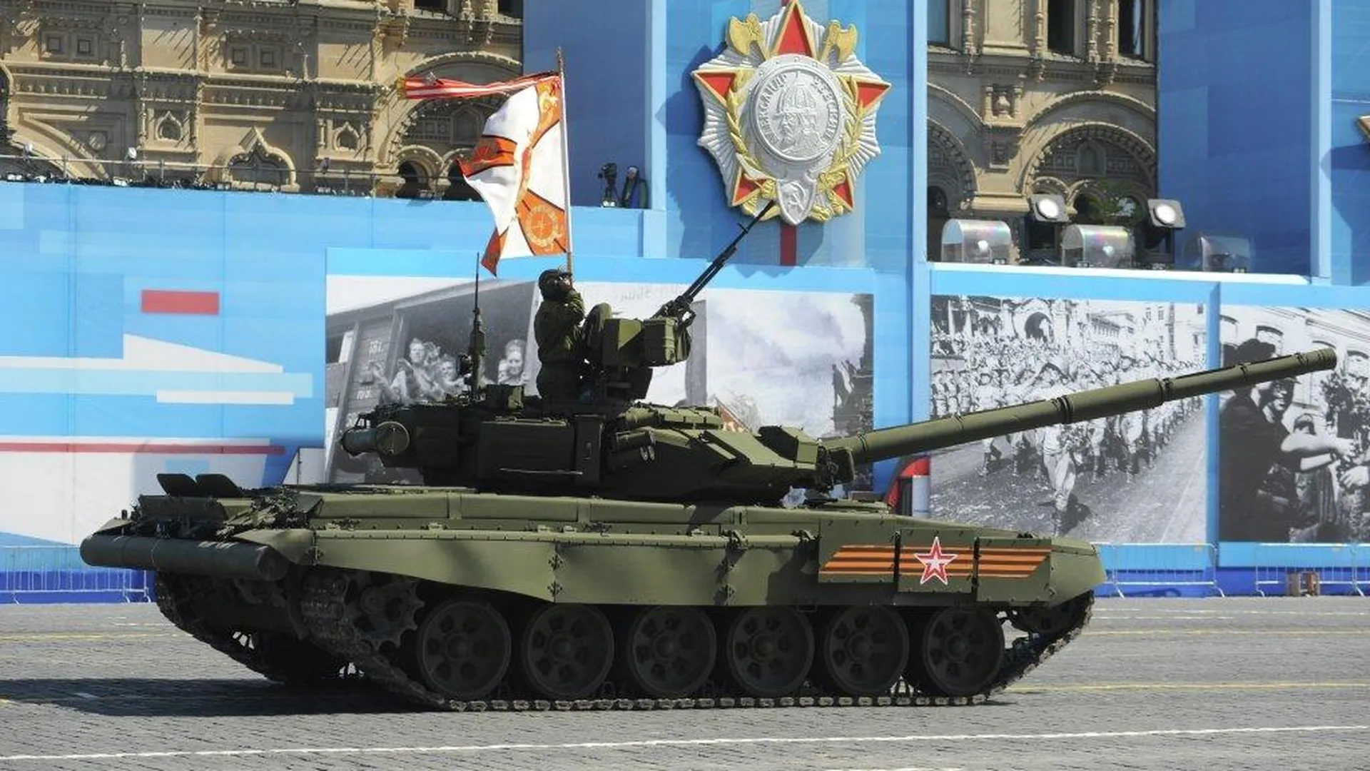 Колонна военной спецтехники прибыла в центр Москвы на репетицию парада Победы