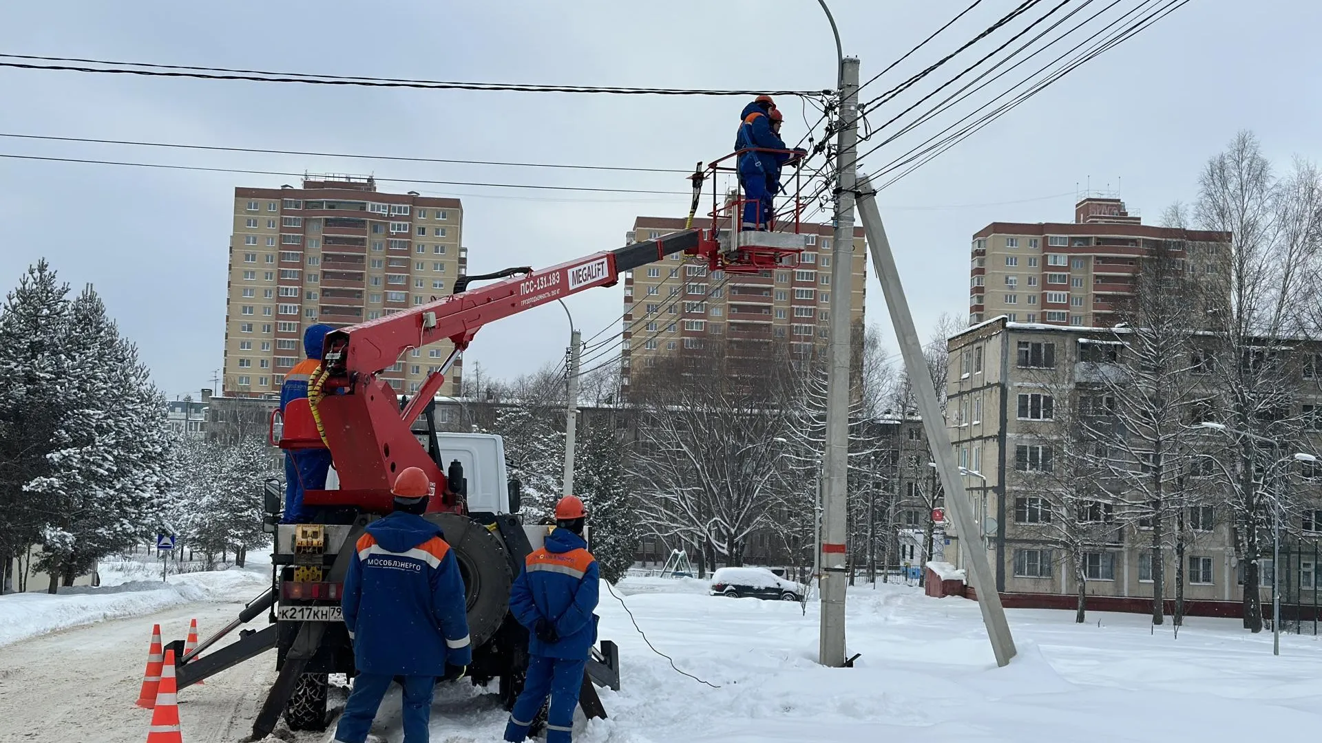 Свыше 14 тыс потребителей подключили энергетики в Подмосковье за 2023 г