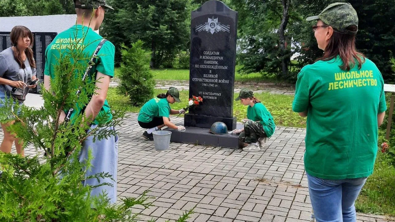 В Подмосковье провели субботники у воинских мемориалов