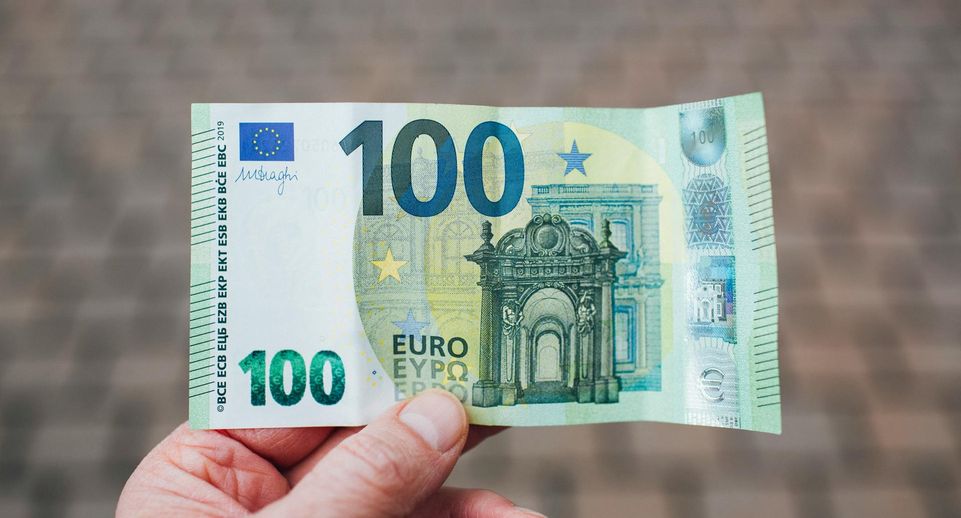Евро на Мосбирже впервые с 21 марта поднялся выше 101 рубля