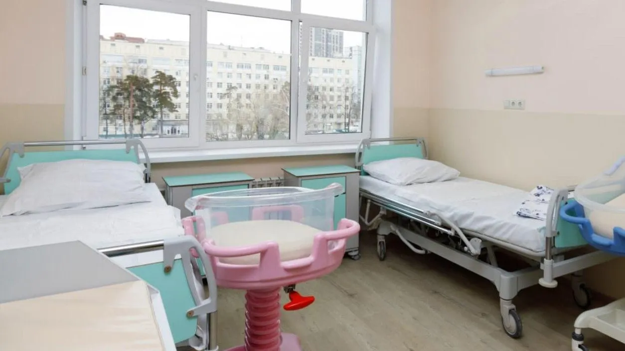SHOT: 5 беременных чуть не родили в застрявшем лифте столичной больницы