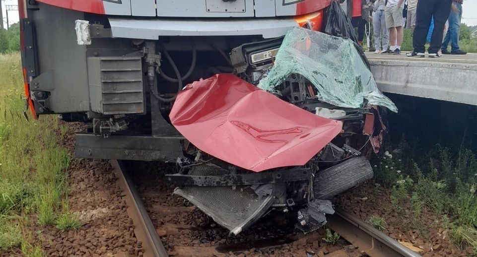 В Ленобласти четыре человека погибли при столкновении авто с поездом