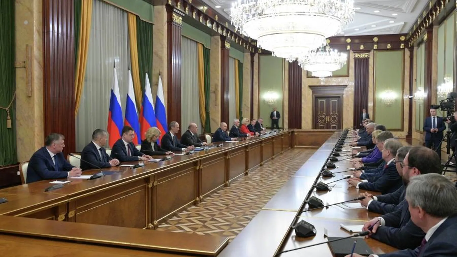 Путин поблагодарил правительство России за совместную работу