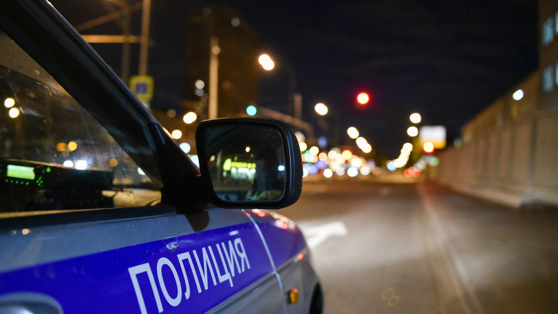 Московский отдел полиции окружили неизвестные