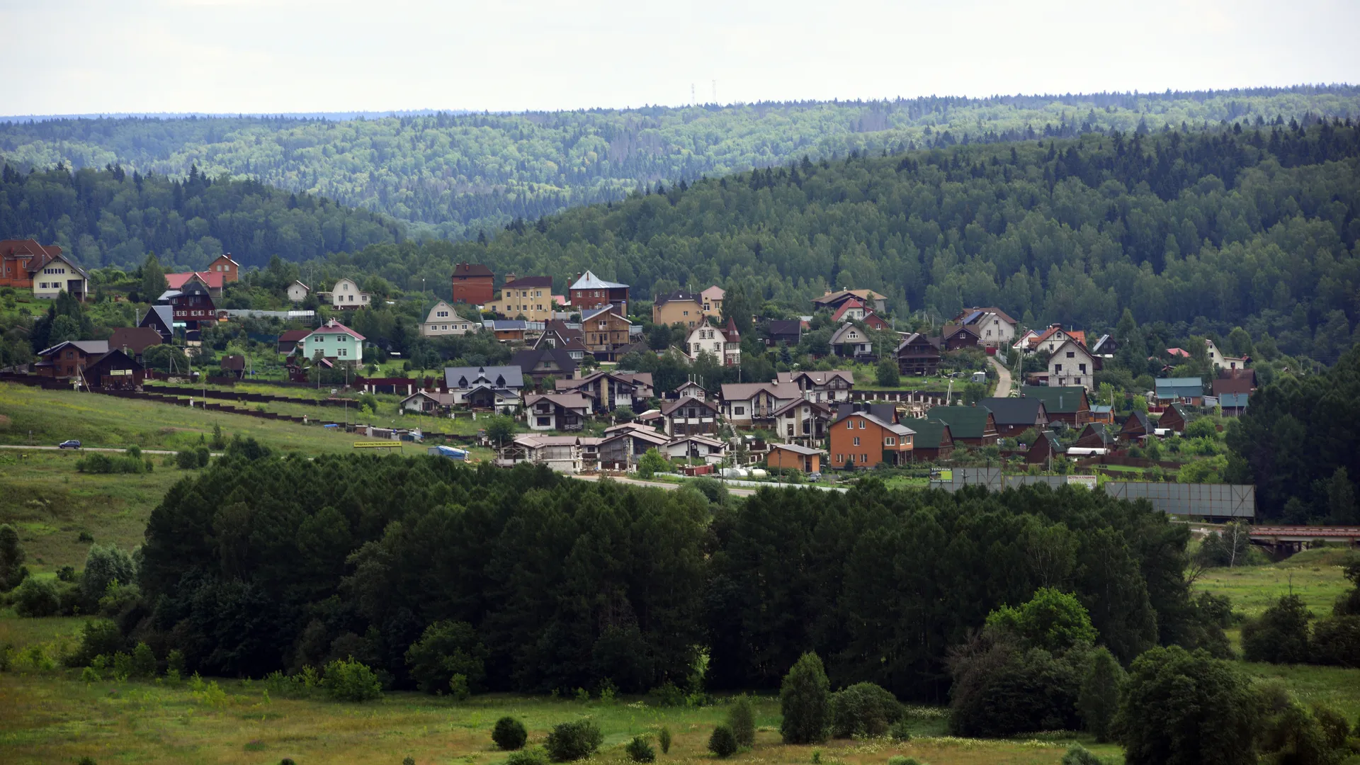 Загородное жилье в России за год подорожало почти на треть