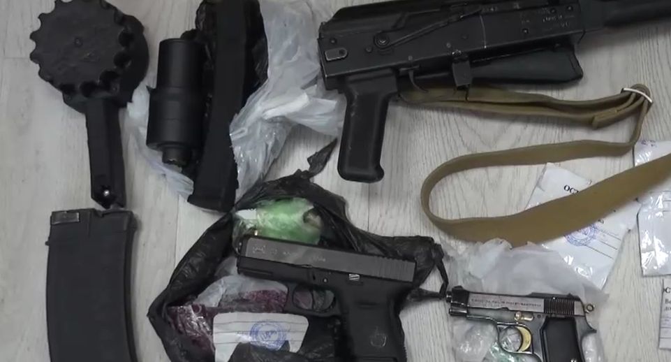 Рецидивист незаконно хранил арсенал оружия в квартире сожительницы в Подмосковье