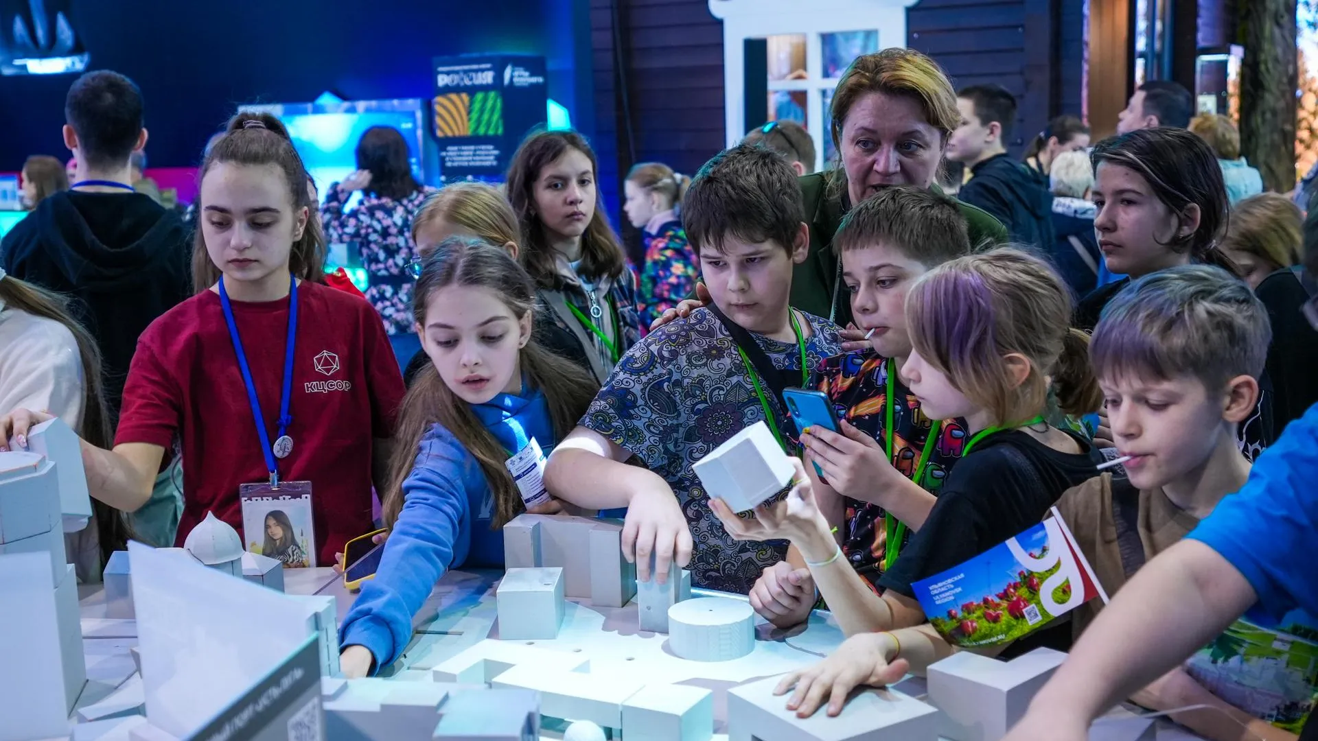 Белгородские дети, прибывшие в Подмосковье, посетили с экскурсией ВДНХ