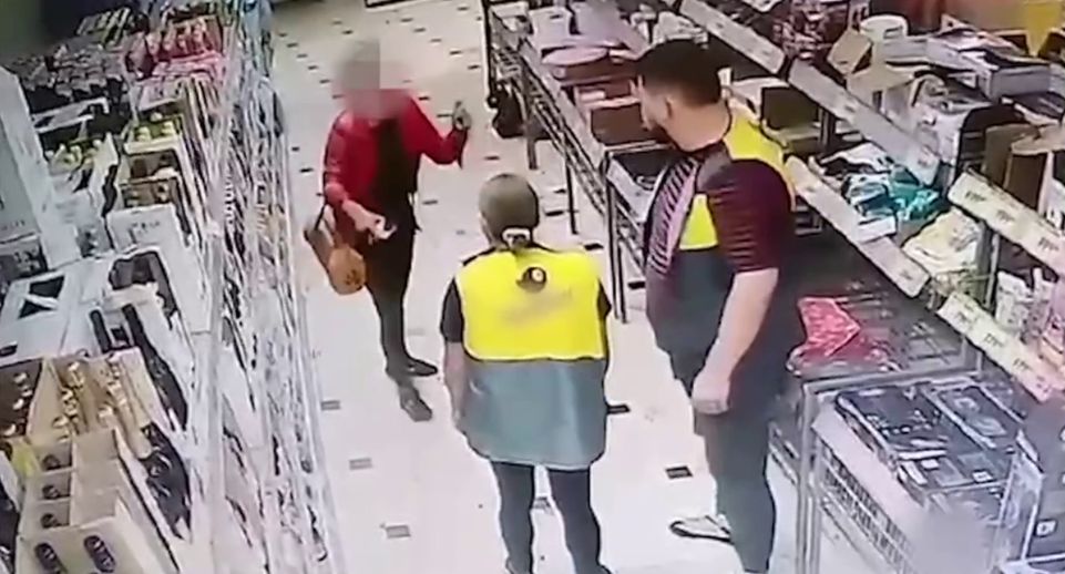 В Москве посетительница магазина напала на продавцов с ножом