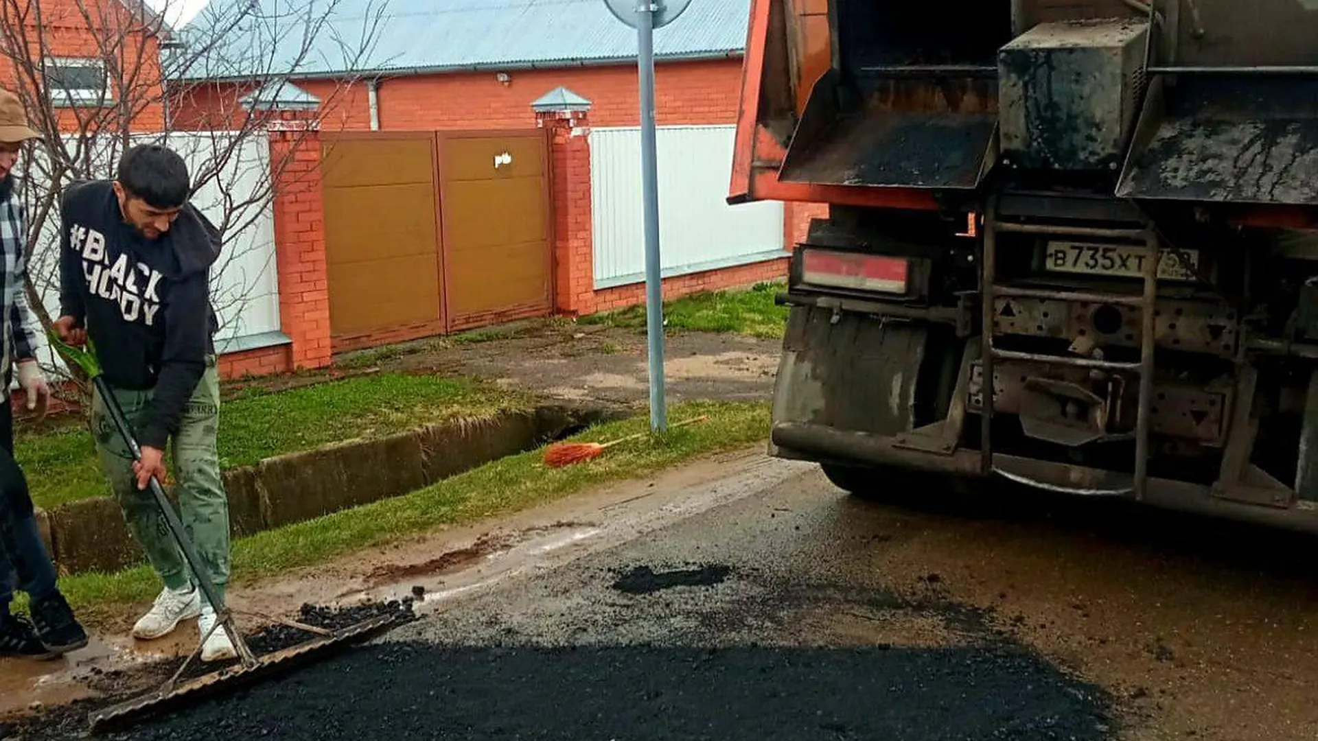 В Истре продолжается ямочный ремонт дорог