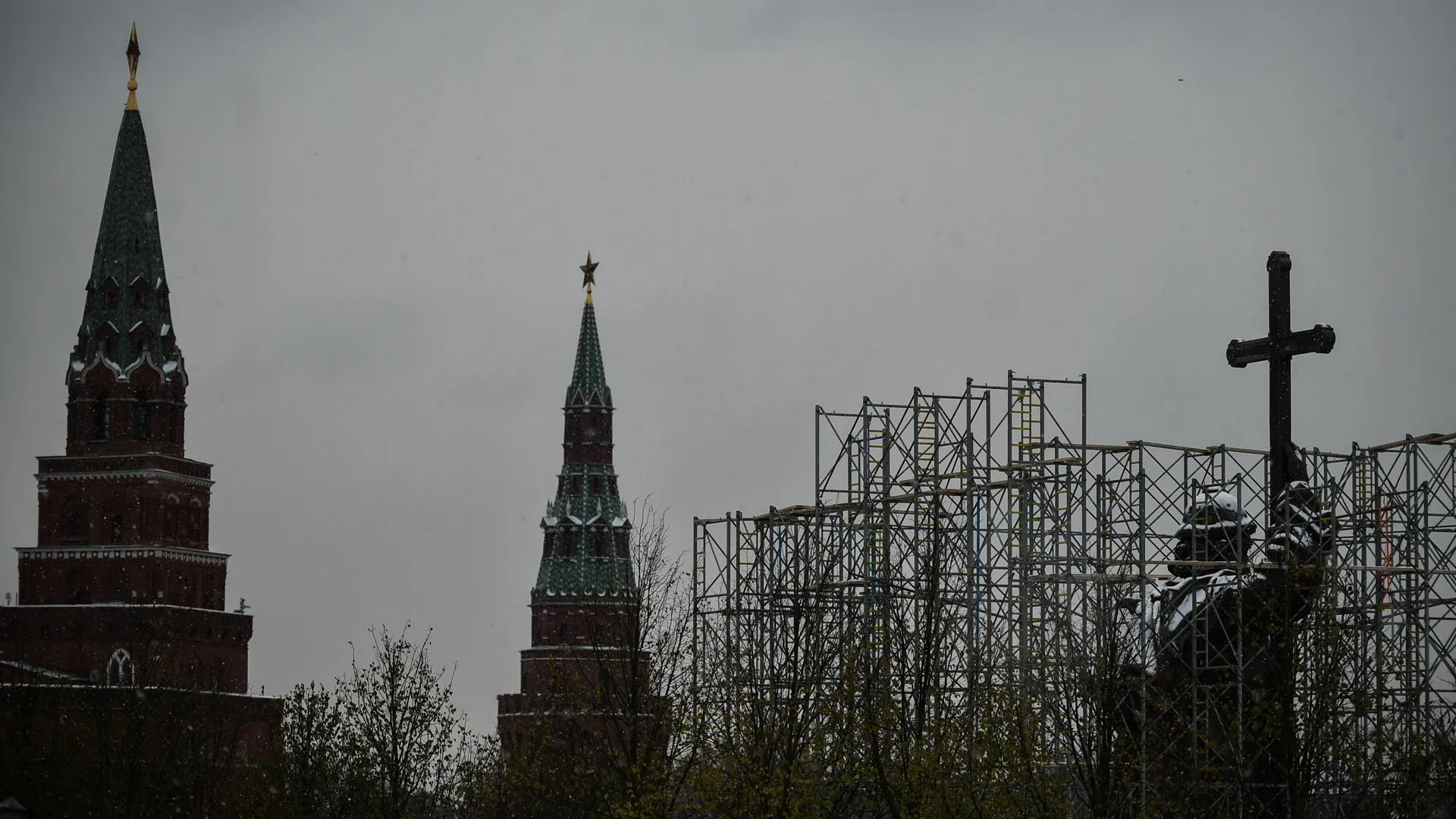 Памятник князю Владимиру возвысился над Кремлем в Москве