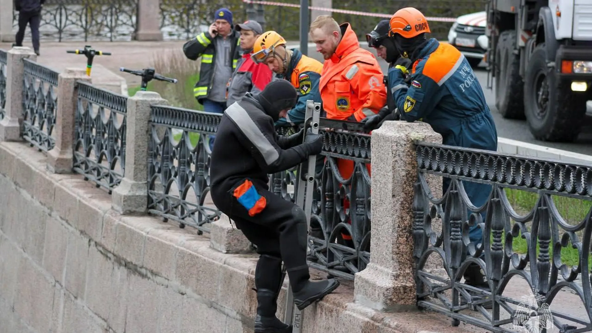 Спасатели начали поднимать рейсовый автобус, утонувший в центре Петербурга