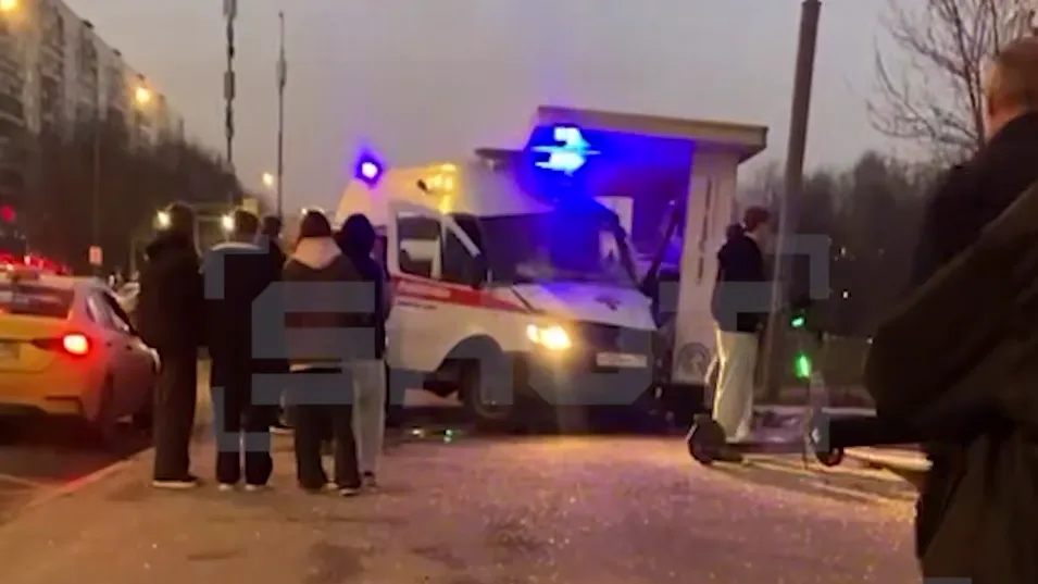 Машина «скорой» влетела в автобусную остановку в Москве, трое пострадали