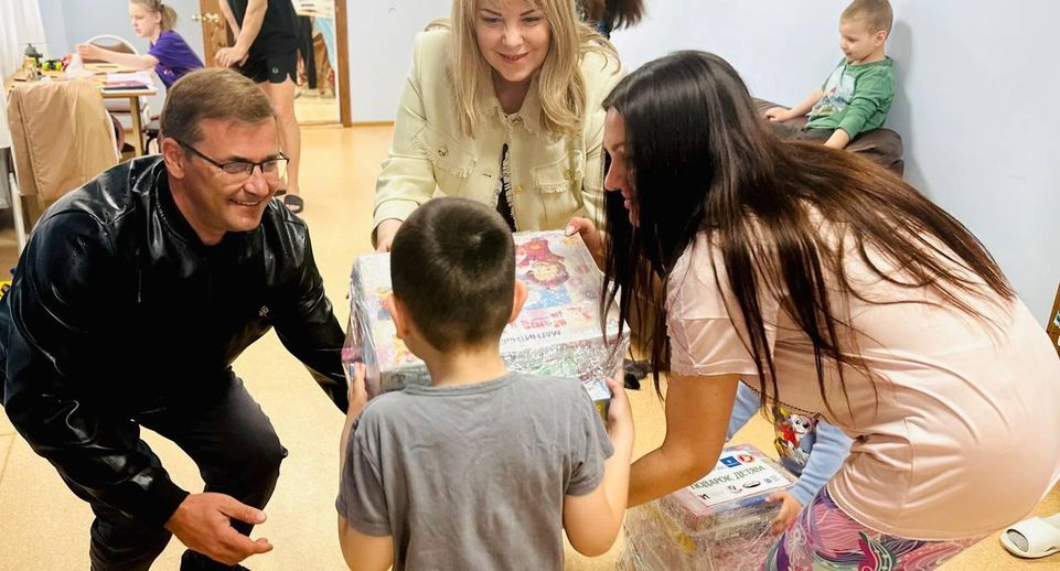 «Единая Россия» передала детям из Белгорода подарки в ПВР в Коломне