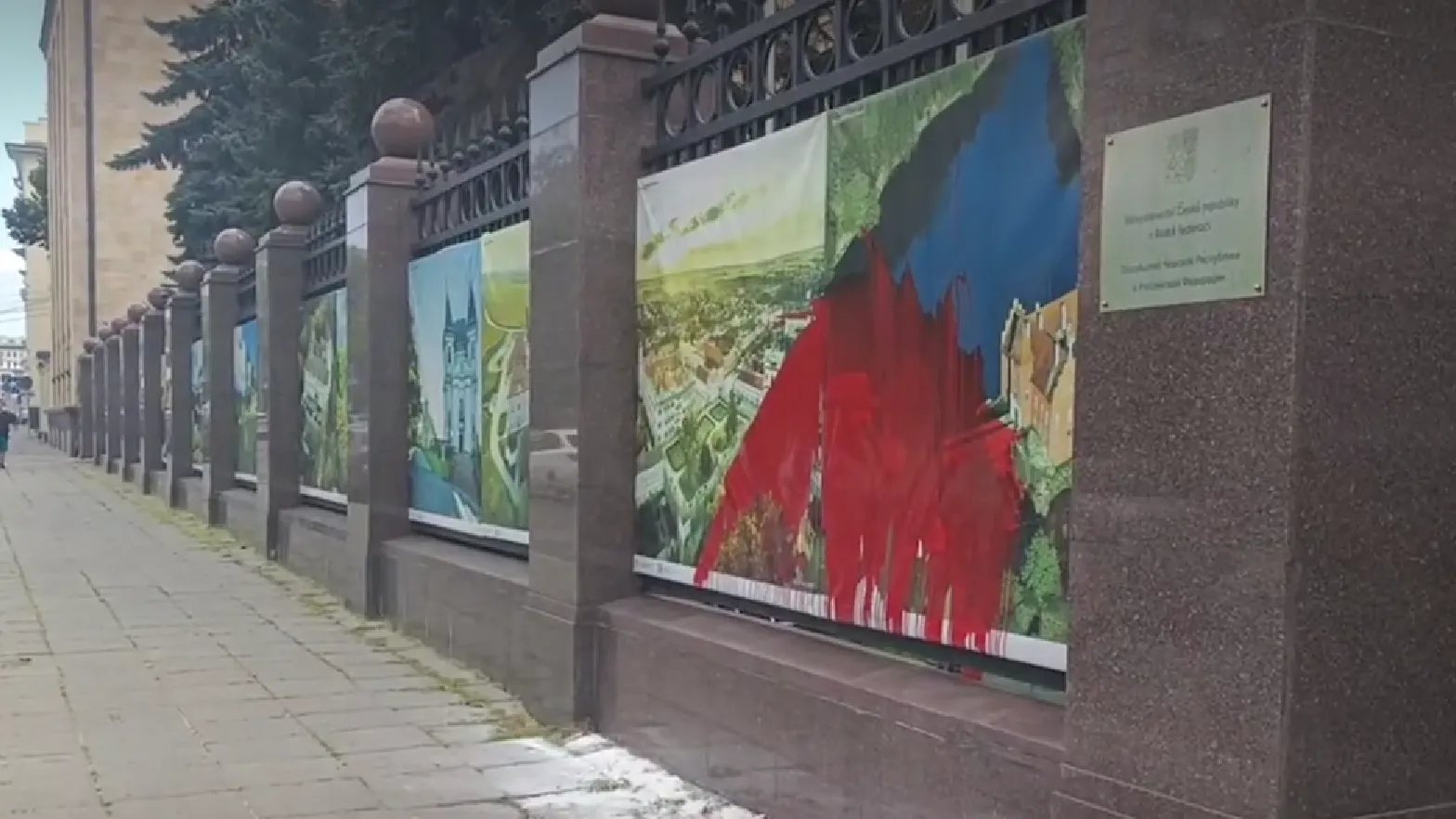 РИА Новости: посольство Чехии в Москве облили красной краской