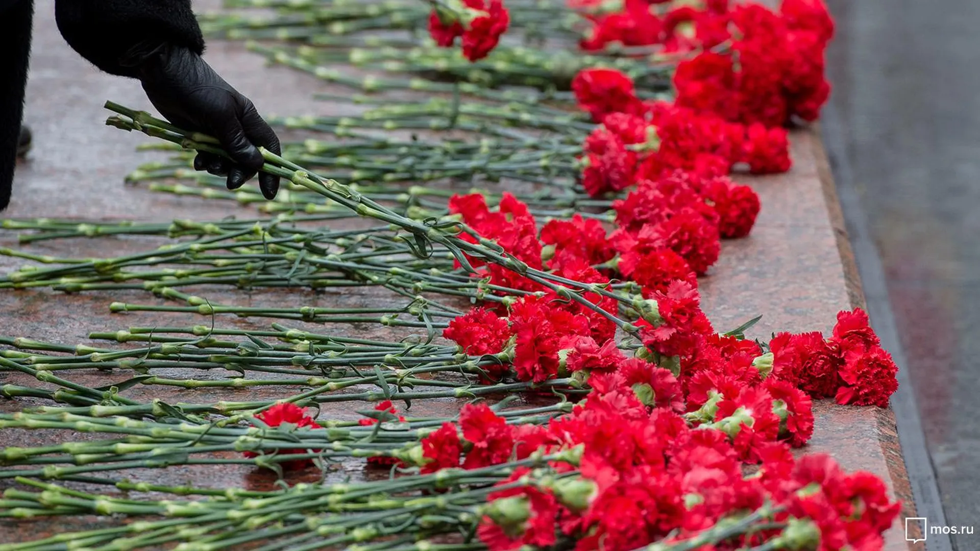 Люди несут цветы к МГУ в память о Ясене Засурском