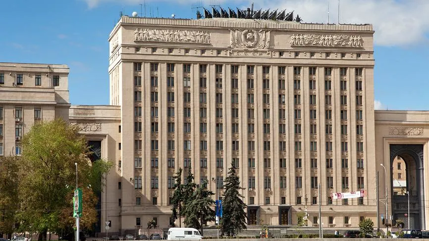 Вид на Главный штаб сухопутных войск РФ, Фрунзенская набережная, Москва