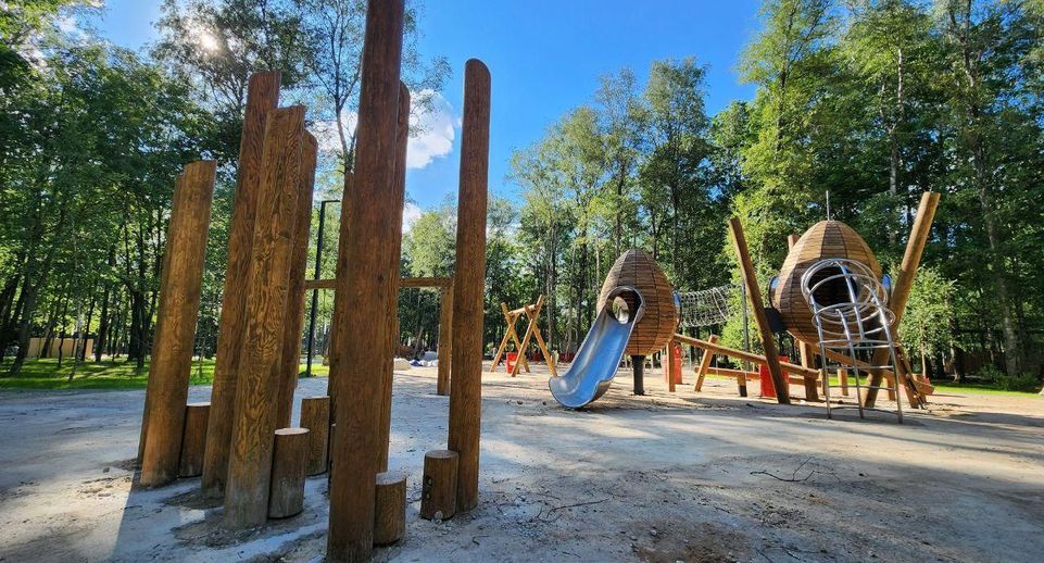 Детскую площадку установили в Центральном парке Лобни