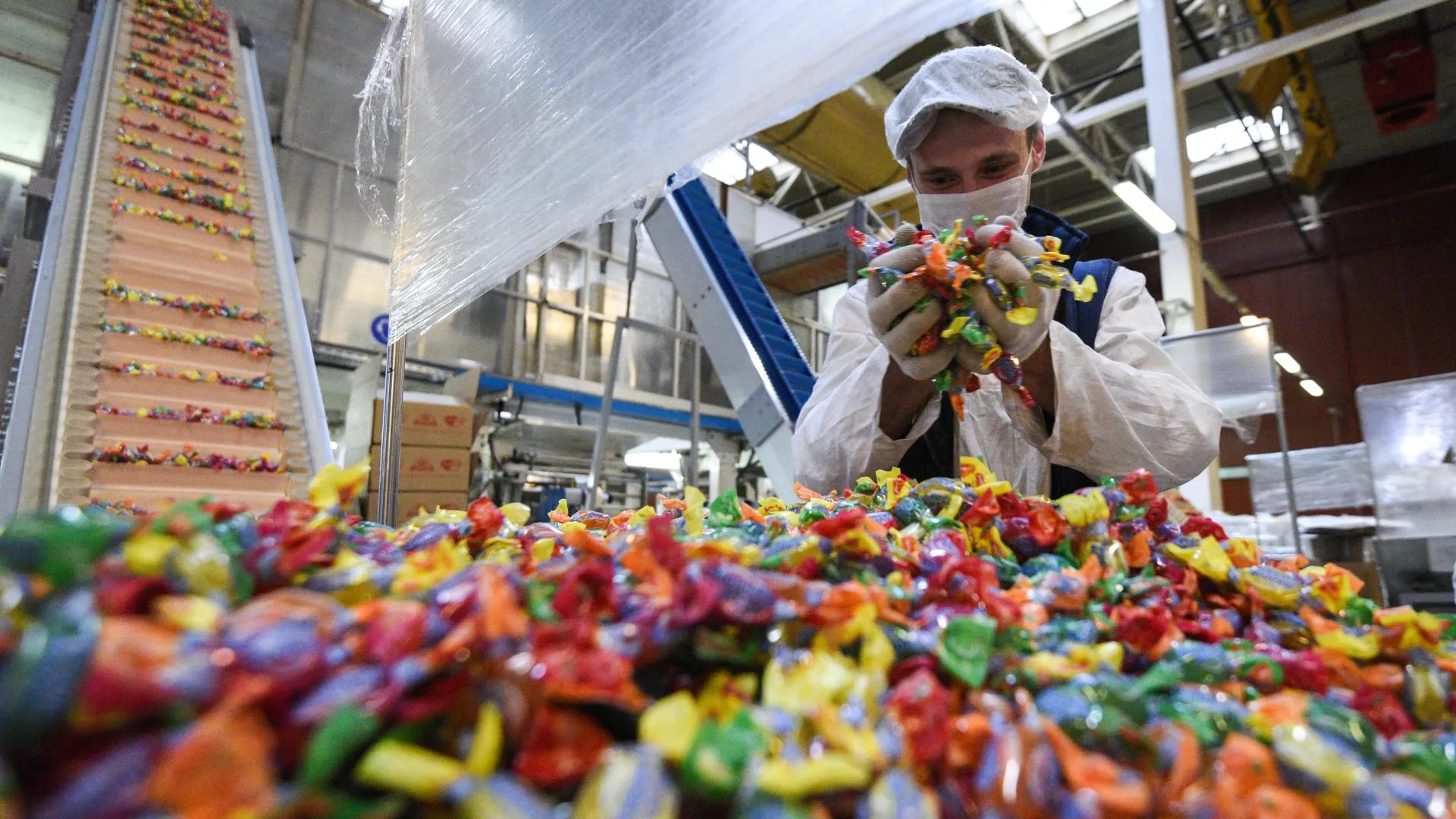 Как делают новую «Аленку» с «веселинками»: репортаж с шоколадной фабрики
