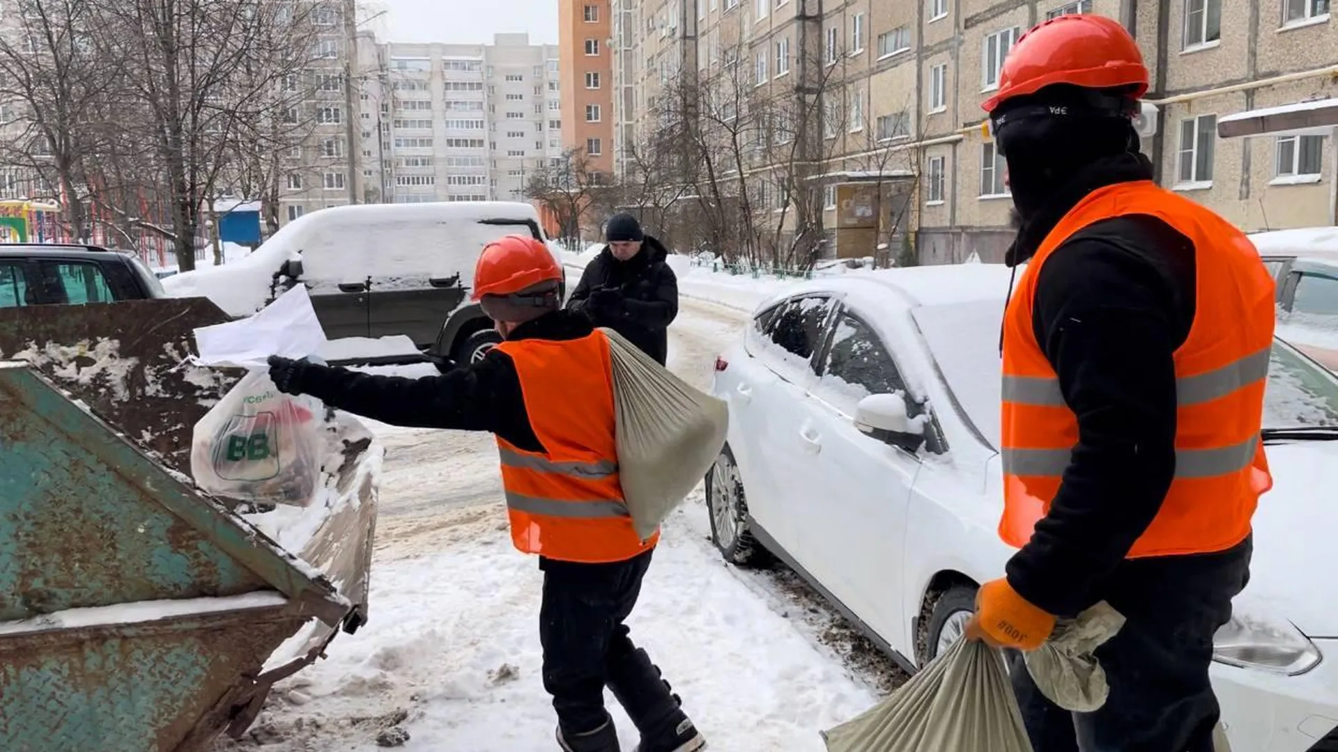 В Климовске специалисты расчищают подвалы перед началом капремонта | РИАМО  в Подольске