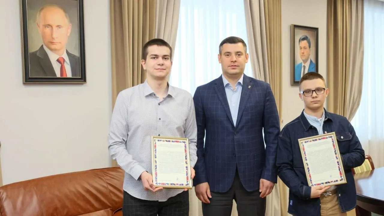В Подольске вручили жилищные сертификаты двум юношам, оставшимся без родителей